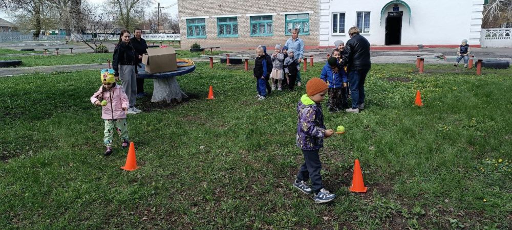 Работники Дома культуры им.Ленина пгт Новодарьевка провели спортивно-игровую программу «Спортивные приключения» для воспитанников Новодарьевского детского сада «Солнышко» Работники Дома культуры им.Ленина пгт Новодарьевка провели спортивно-игровую программу «Спортивные приключения» для воспитанников Новодарьевского детского сада «Солнышко»