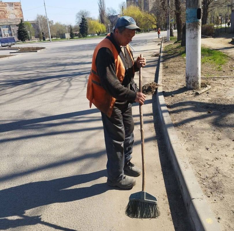 Коммунальные службы проводят работы на территории города Коммунальные службы проводят работы на территории города