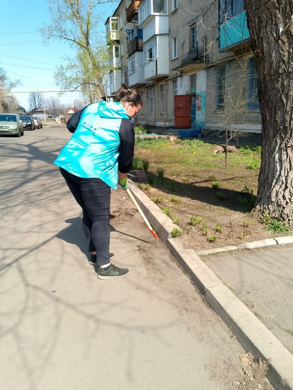 Ровеньковские коммунальщики выполняют работы по благоустройству Ровеньковские коммунальщики выполняют работы по благоустройству