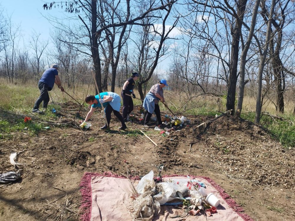 В поселке Краснодон прошел субботник по наведению порядка на гражданском кладбище! В поселке Краснодон прошел субботник по наведению порядка на гражданском кладбище!