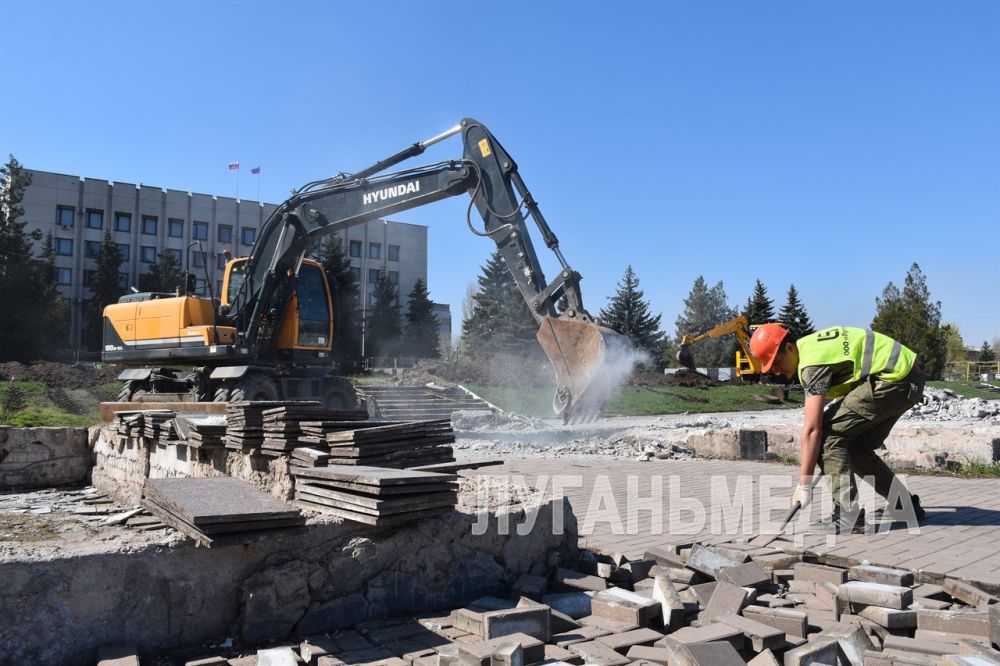В Алчевске приступили к благоустройству главной площади В Алчевске приступили к благоустройству главной площади