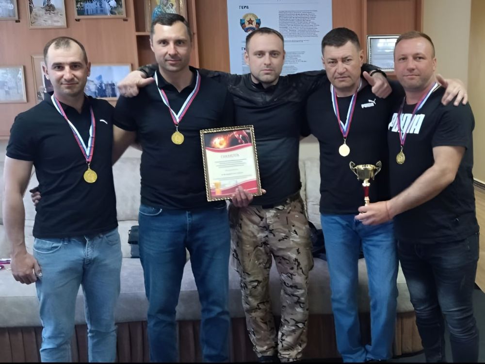 Первый заместитель Главы Старобельского муниципального округа Калиничев Андрей Сергеевич торжественно поздравил команду нашего родного футбольного клуба "Олимп" с блестящей победой в Чемпионате Луганской Народной Республики... Первый заместитель Главы Старобельского муниципального округа Калиничев Андрей Сергеевич торжественно поздравил команду нашего родного футбольного клуба "Олимп" с блестящей победой в Чемпионате Луганской Народной Республики...