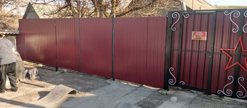 В Ровеньках ветерану Великой Отечественной войны установили новый забор и ворота В Ровеньках ветерану Великой Отечественной войны установили новый забор и ворота