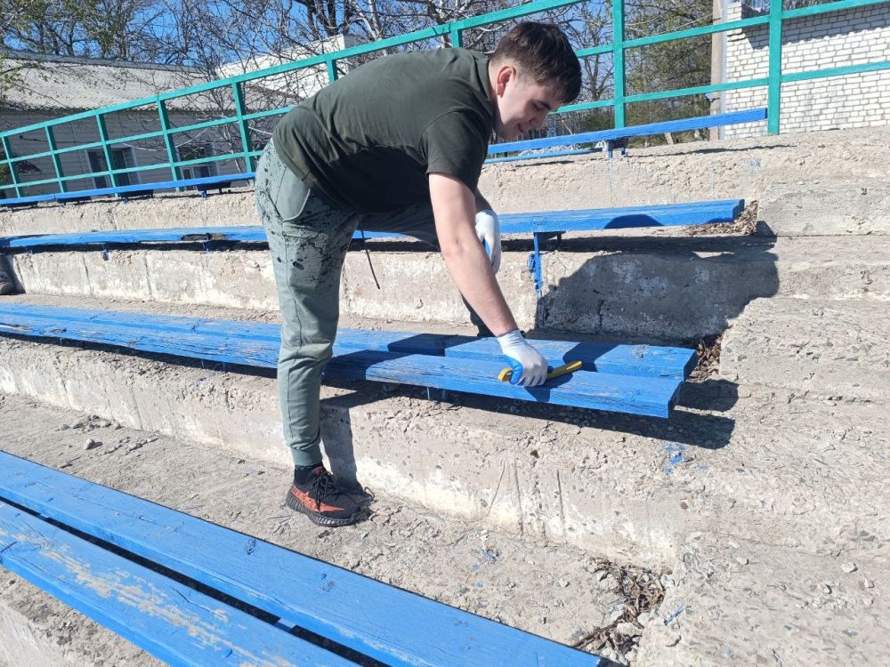 Студенты КраФИМа помогли благоустроить стадион Студенты КраФИМа помогли благоустроить стадион