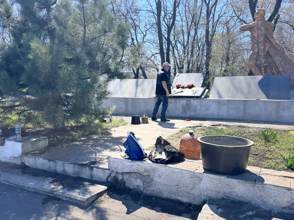 Андрей Рубанцов: В Ровеньках продолжается ремонт памятников Андрей Рубанцов: В Ровеньках продолжается ремонт памятников