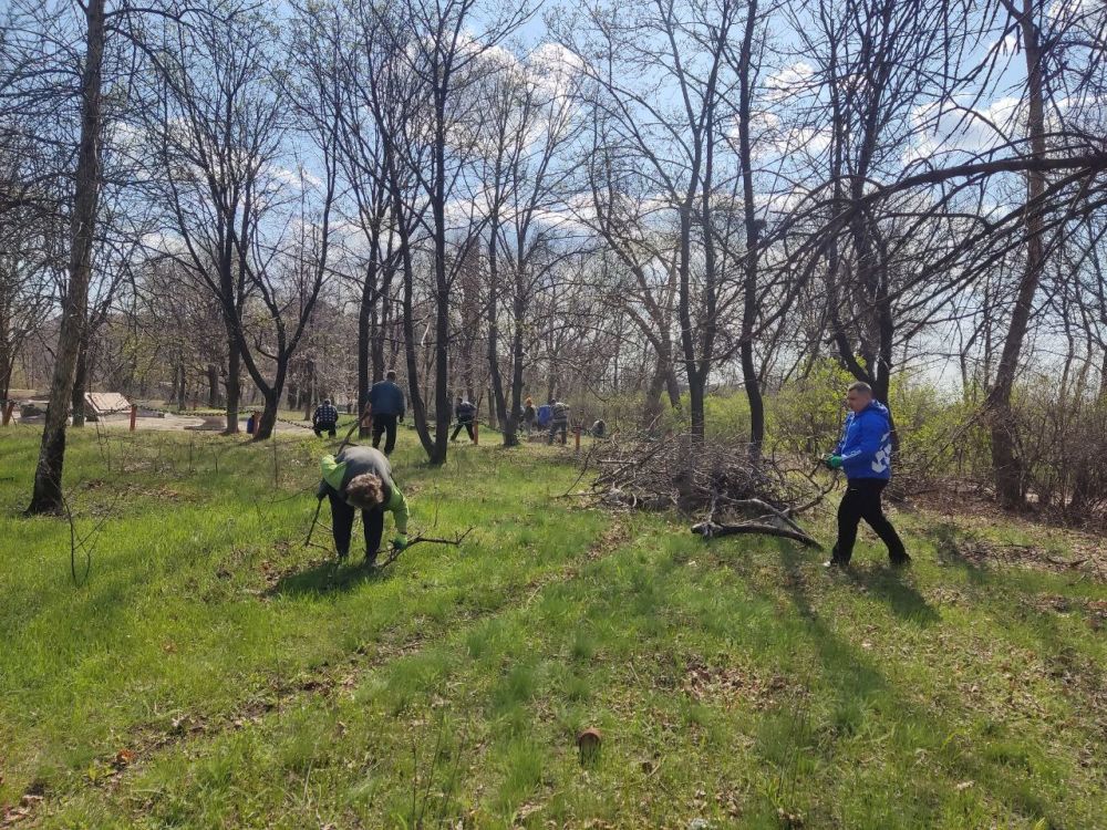 Активисты партии «Единая Россия» г.Вахрушево провели масштабный субботник Активисты партии «Единая Россия» г.Вахрушево провели масштабный субботник