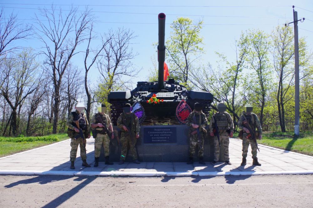 Военные помогли благоустроить мемориал посвященный событиям на Донбассе Военные помогли благоустроить мемориал посвященный событиям на Донбассе