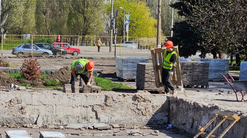 В Алчевске стартовала реновация центральной площади В Алчевске стартовала реновация центральной площади