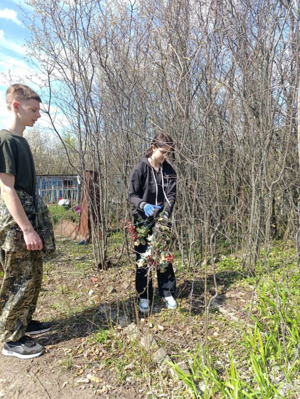 Никогда не забудем!. 16 апреля ученики 9 класса ГБОУ ЛНР "СЛСШ с. Чугинка" привели в порядок братскую могилу Никогда не забудем!. 16 апреля ученики 9 класса ГБОУ ЛНР "СЛСШ с. Чугинка" привели в порядок братскую могилу