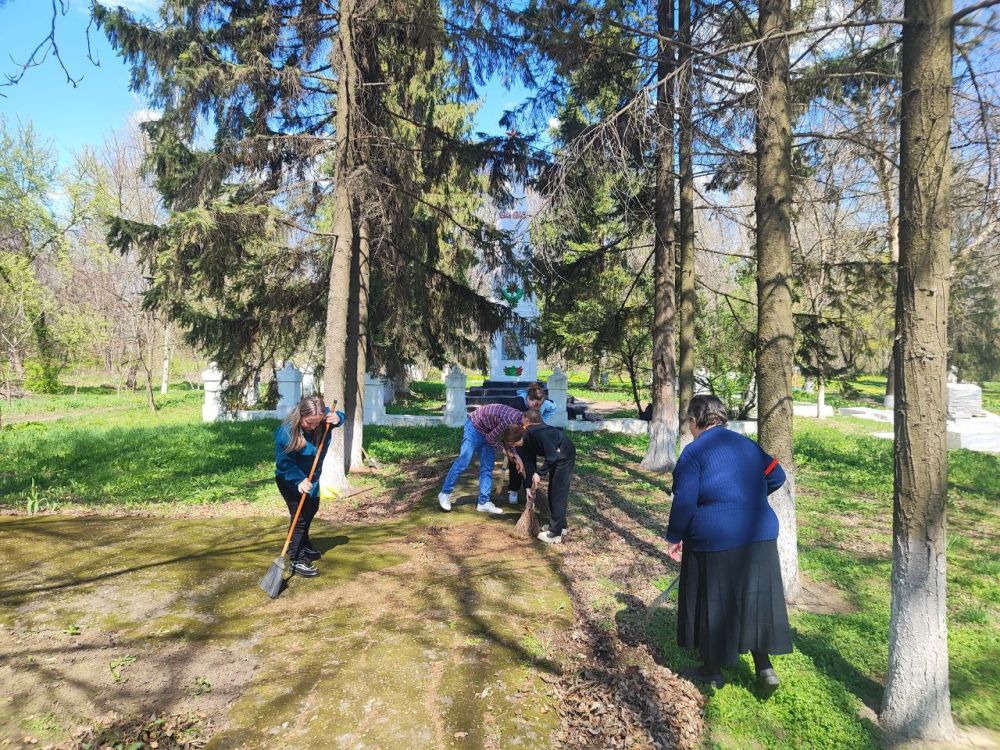 В Краснолучском городском округе продолжаются субботники в рамках акции «Чистая Республика – 2025» В Краснолучском городском округе продолжаются субботники в рамках акции «Чистая Республика – 2025»
