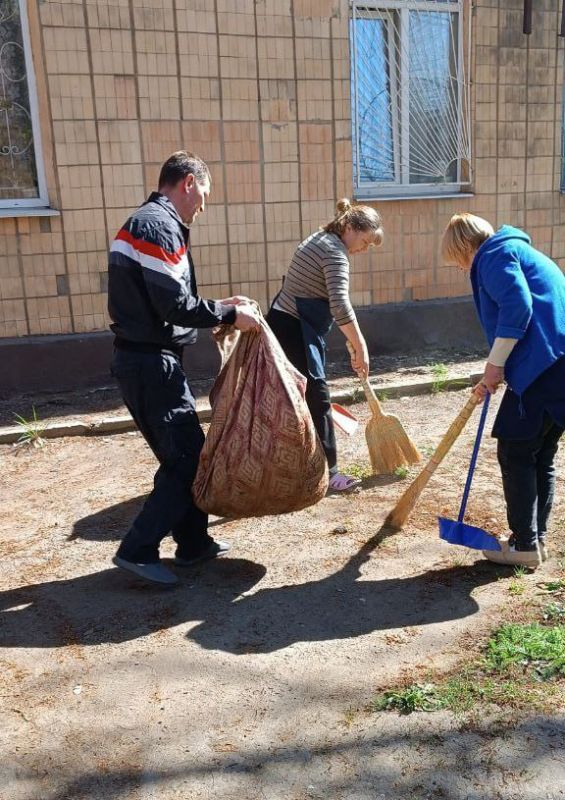Школа искусств провела субботник Школа искусств провела субботник