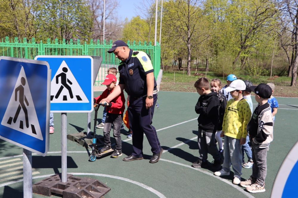 В Стаханове для дошкольников провели открытый урок по ПДД В Стаханове для дошкольников провели открытый урок по ПДД