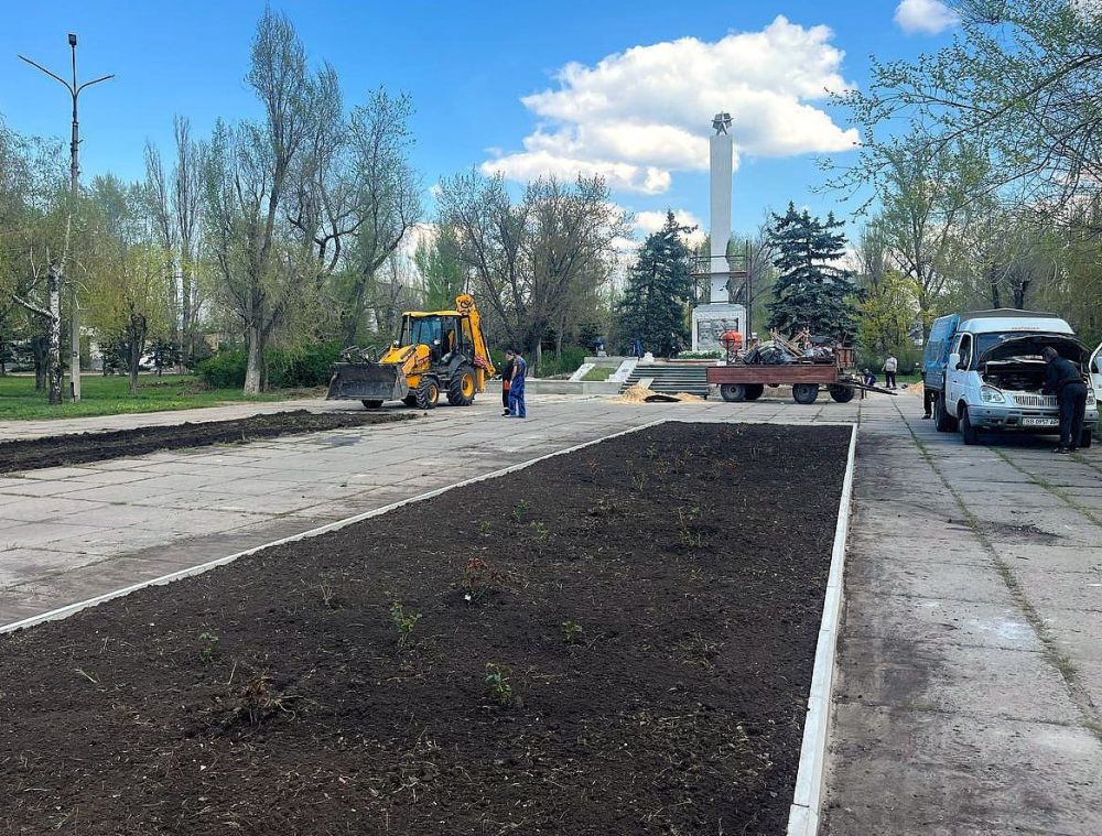 Сотрудники МУП "ПУ ВКХ города Рубежное" совместно с МУП "Центральный Рынок города Рубежное" ведут восстановительные работы на мемориальном комплексе «Воинам-рубежанам, павшим в боях за свободу и независимость нашей Родины в... Сотрудники МУП "ПУ ВКХ города Рубежное" совместно с МУП "Центральный Рынок города Рубежное" ведут восстановительные работы на мемориальном комплексе «Воинам-рубежанам, павшим в боях за свободу и независимость нашей Родины в...