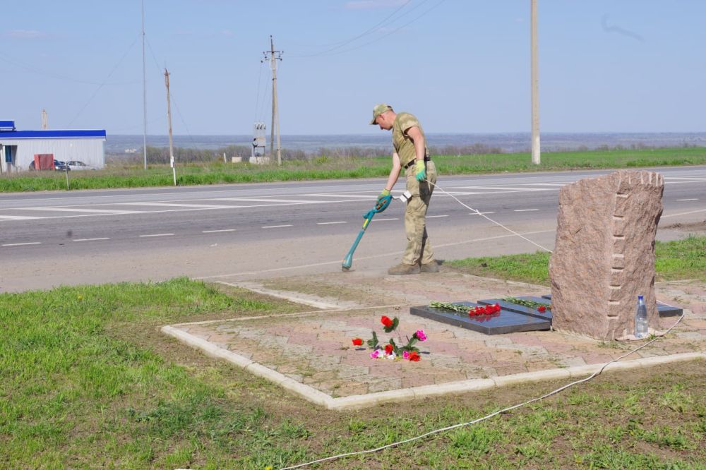 Военные помогли благоустроить мемориал посвященный событиям на Донбассе Военные помогли благоустроить мемориал посвященный событиям на Донбассе