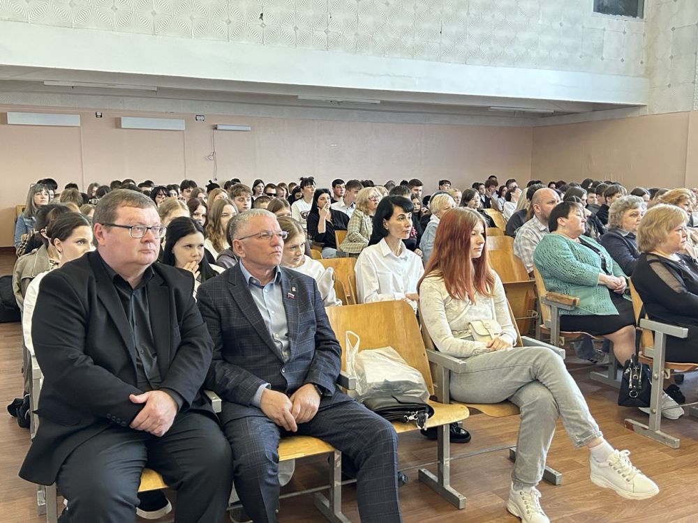 В Красном Луче 18 апреля на базе Краснолучского колледжа технологий строительства и прикладного искусства состоялся I региональный этап Всероссийской ярмарки трудоустройства «Работа России. Время возможностей» В Красном Луче 18 апреля на базе Краснолучского колледжа технологий строительства и прикладного искусства состоялся I региональный этап Всероссийской ярмарки трудоустройства «Работа России. Время возможностей»