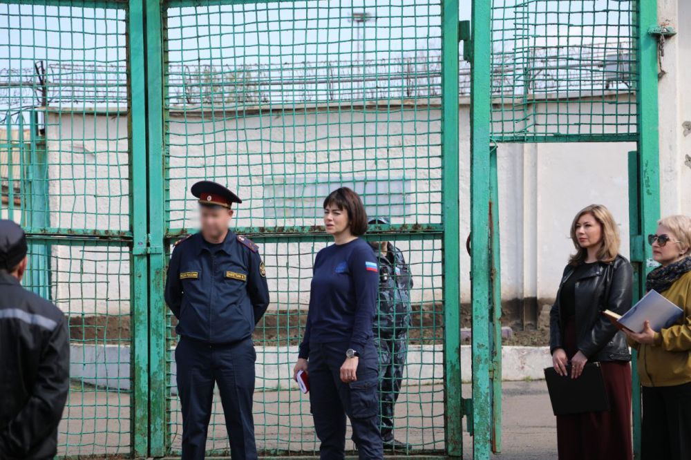 Представители Комиссии по вопросам помилования на территории ЛНР посетили исправительную колонию в Вахрушево, чтобы проконтролировать соблюдение права осужденных лиц просить о помиловании Представители Комиссии по вопросам помилования на территории ЛНР посетили исправительную колонию в Вахрушево, чтобы проконтролировать соблюдение права осужденных лиц просить о помиловании