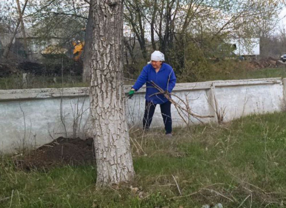 В пгт Щетово сотрудники отдела по делам территорий совместно с жителями села проводят уже далеко не первый субботник В пгт Щетово сотрудники отдела по делам территорий совместно с жителями села проводят уже далеко не первый субботник