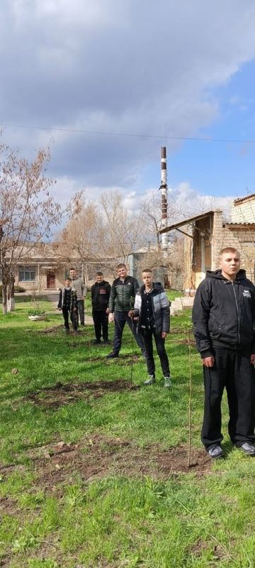 Ученики Лутугинской средней школы №2 приняли активное участие в высадке деревьев на Аллее Славы Ученики Лутугинской средней школы №2 приняли активное участие в высадке деревьев на Аллее Славы