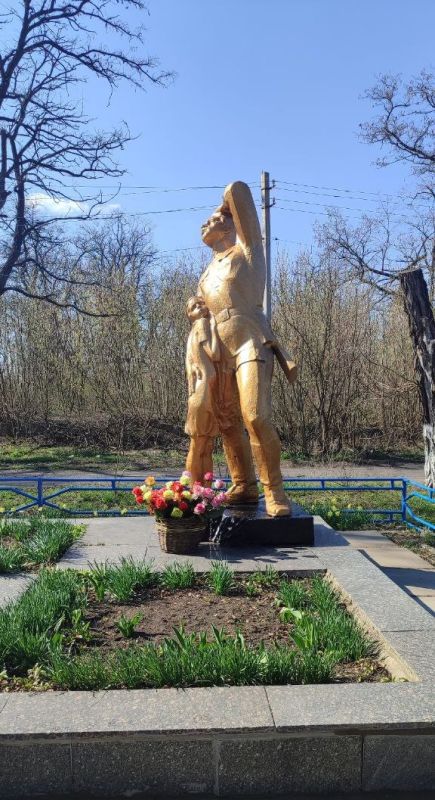 В Антрацитовском муниципальном округе продолжаются работы по благоустройству памятных мест в рамках подготовки к празднованию 80-й годовщины Победы в Великой Отечественной войне В Антрацитовском муниципальном округе продолжаются работы по благоустройству памятных мест в рамках подготовки к празднованию 80-й годовщины Победы в Великой Отечественной войне