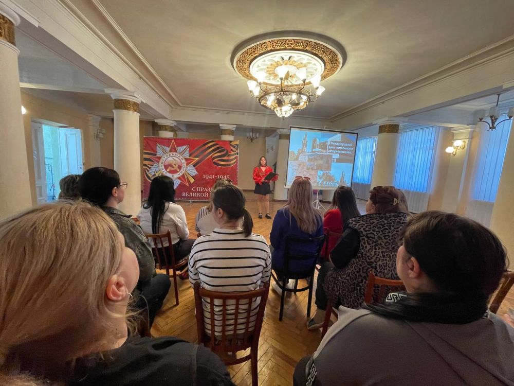 В Краснодоне прошло мероприятие, посвященное международному дню памятников и исторических мест В Краснодоне прошло мероприятие, посвященное международному дню памятников и исторических мест