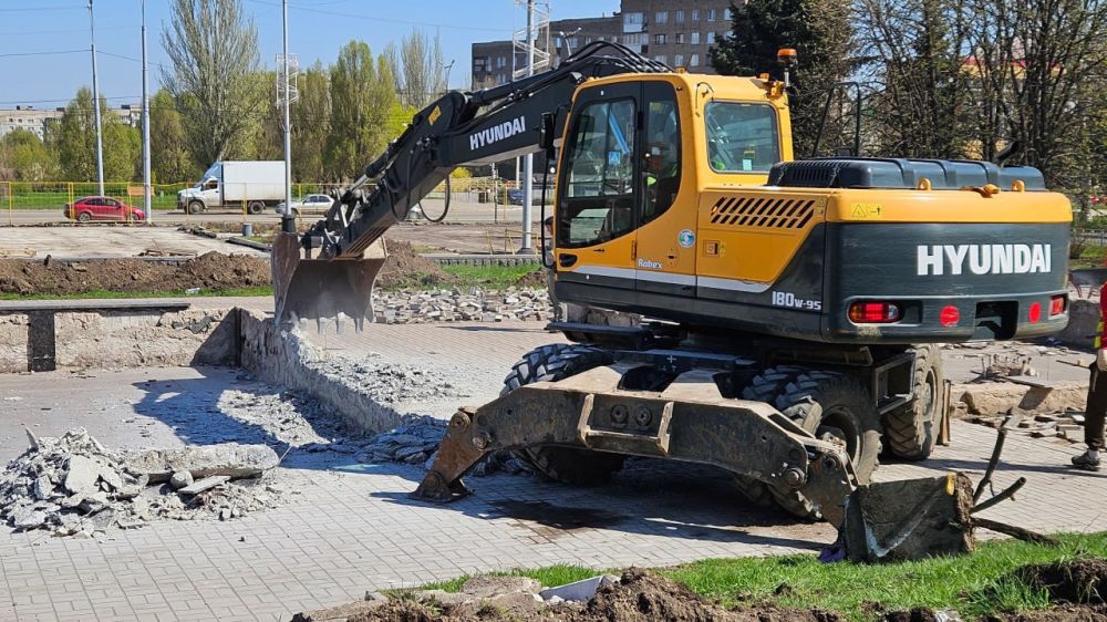 В Алчевске стартовала реновация центральной площади В Алчевске стартовала реновация центральной площади