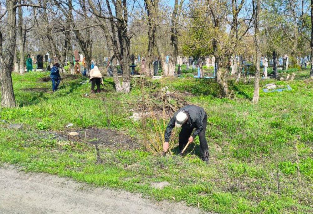В селе Рафайловка провели очередной субботник на сельском кладбище В селе Рафайловка провели очередной субботник на сельском кладбище