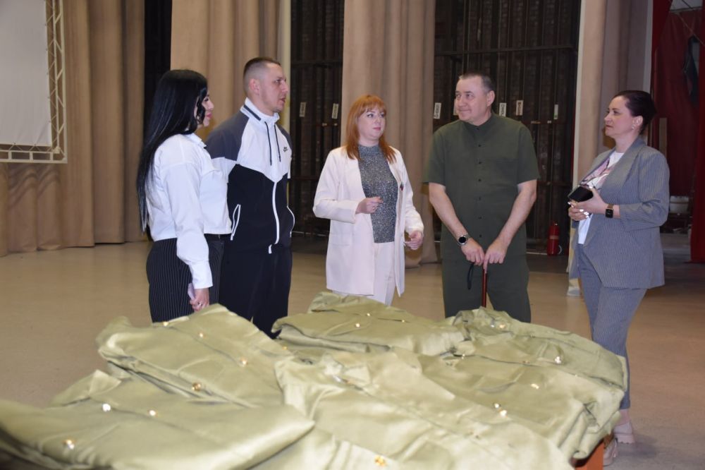В Краснодоне состоялась передача партии костюмов для хореографического коллектива В Краснодоне состоялась передача партии костюмов для хореографического коллектива