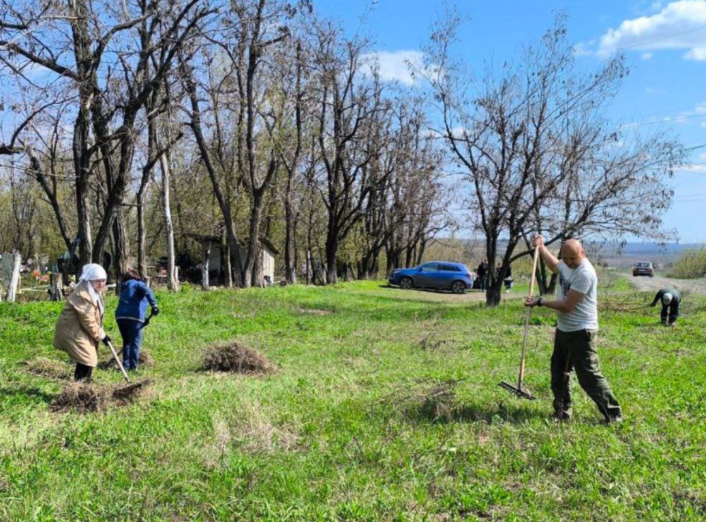 В селе Рафайловка провели очередной субботник на сельском кладбище В селе Рафайловка провели очередной субботник на сельском кладбище