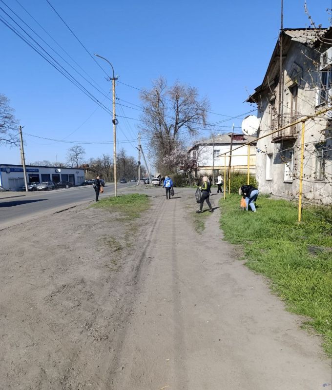 В Красном Луче продолжаются работы по благоустройству в рамках акции "Чистая Республика" В Красном Луче продолжаются работы по благоустройству в рамках акции "Чистая Республика"
