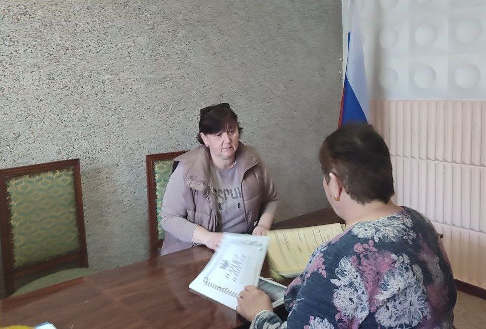 Сотрудники филиала №13 ГКУ ЛНР «Республиканский центр социальной защиты населения» в г. Красный Луч провели выездной прием для жителей пгт Сотрудники филиала №13 ГКУ ЛНР «Республиканский центр социальной защиты населения» в г. Красный Луч провели выездной прием для жителей пгт