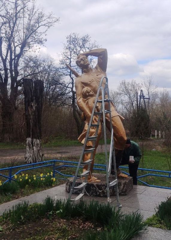 В Антрацитовском муниципальном округе продолжаются работы по благоустройству памятных мест в рамках подготовки к празднованию 80-й годовщины Победы в Великой Отечественной войне В Антрацитовском муниципальном округе продолжаются работы по благоустройству памятных мест в рамках подготовки к празднованию 80-й годовщины Победы в Великой Отечественной войне