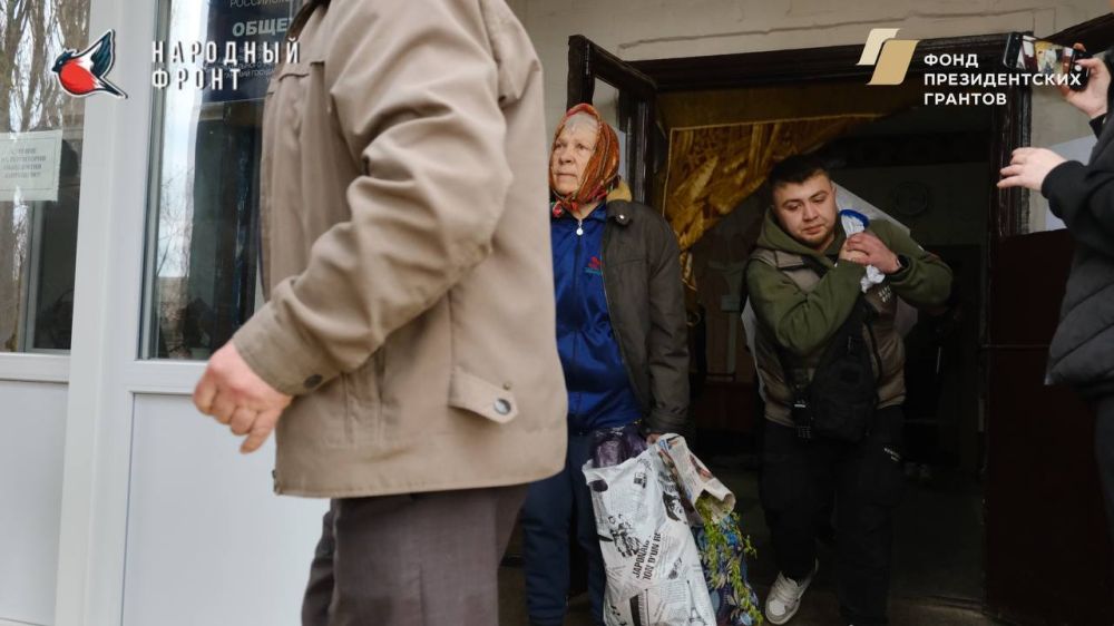 Молодёжка Народного фронта, совместно с Региональным исполкомом Народного фронта, оказали помощь в организации переезда жителям города Попасная, которые временно проживали в пункте временного размещения в городе Брянка Молодёжка Народного фронта, совместно с Региональным исполкомом Народного фронта, оказали помощь в организации переезда жителям города Попасная, которые временно проживали в пункте временного размещения в городе Брянка