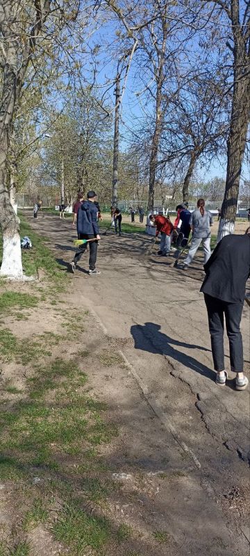 Добровольцы ССО "Молодогвардеец" ЛугРО ВСКС и студенты КФИиМа, совместно с сотрудниками Краснодонского стадиона им. Ленинского комсомола присоединились к акции «Чистая Республика-2025» Добровольцы ССО "Молодогвардеец" ЛугРО ВСКС и студенты КФИиМа, совместно с сотрудниками Краснодонского стадиона им. Ленинского комсомола присоединились к акции «Чистая Республика-2025»