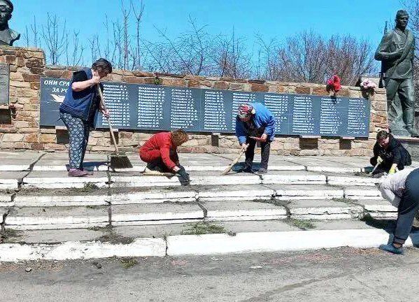Инициативная группа села Картушино, провела ремонтные работы памятников: заделка сколов, трещин, побелка бордюр, очищена газонная зона и цветник Инициативная группа села Картушино, провела ремонтные работы памятников: заделка сколов, трещин, побелка бордюр, очищена газонная зона и цветник