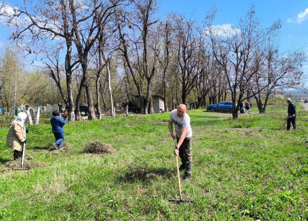 В селе Рафайловка провели очередной субботник на сельском кладбище В селе Рафайловка провели очередной субботник на сельском кладбище