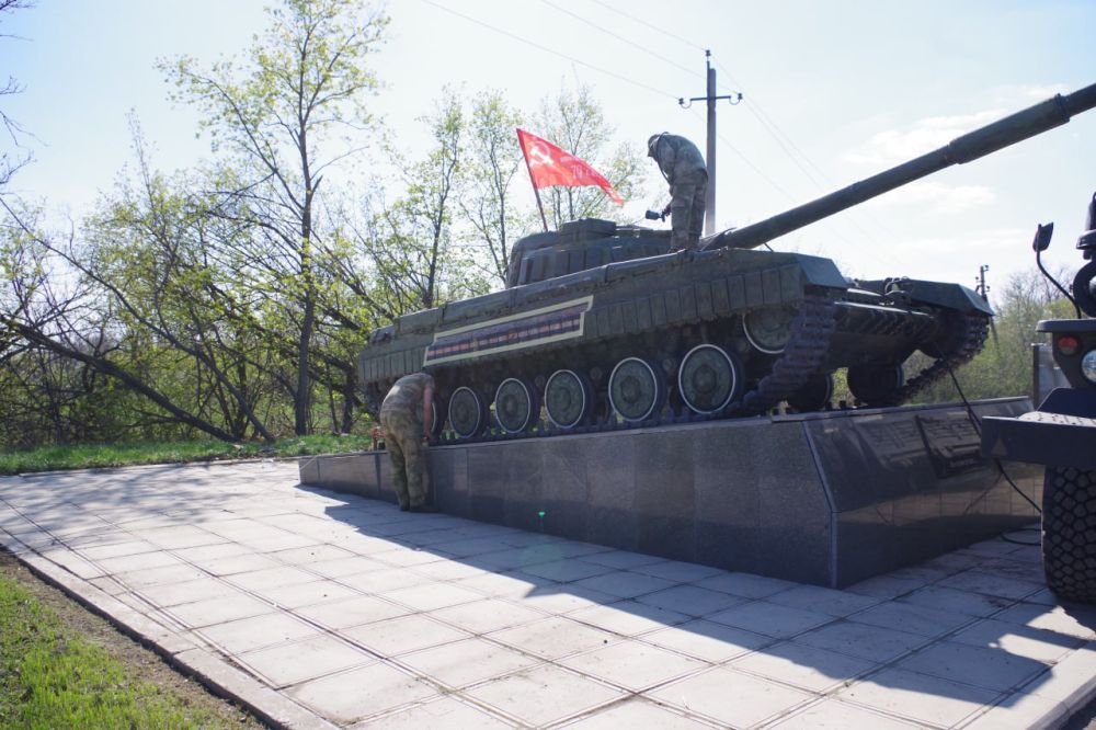 Военные помогли благоустроить мемориал посвященный событиям на Донбассе Военные помогли благоустроить мемориал посвященный событиям на Донбассе
