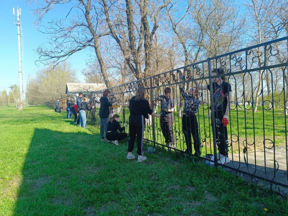 Добровольцы ССО "Молодогвардеец" ЛугРО ВСКС и студенты КФИиМа, совместно с сотрудниками Краснодонского стадиона им. Ленинского комсомола присоединились к акции «Чистая Республика-2025» Добровольцы ССО "Молодогвардеец" ЛугРО ВСКС и студенты КФИиМа, совместно с сотрудниками Краснодонского стадиона им. Ленинского комсомола присоединились к акции «Чистая Республика-2025»