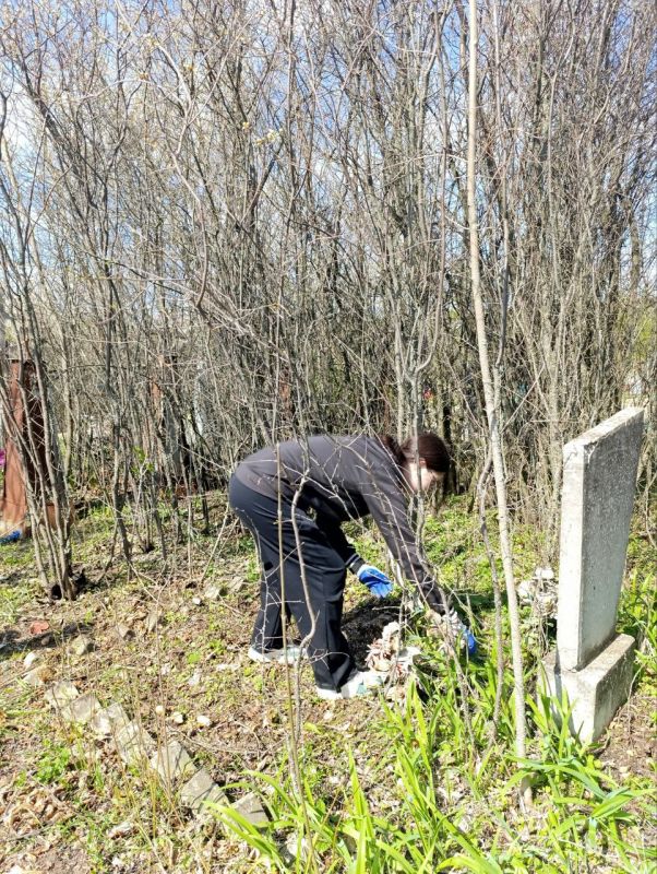 Никогда не забудем!. 16 апреля ученики 9 класса ГБОУ ЛНР "СЛСШ с. Чугинка" привели в порядок братскую могилу Никогда не забудем!. 16 апреля ученики 9 класса ГБОУ ЛНР "СЛСШ с. Чугинка" привели в порядок братскую могилу