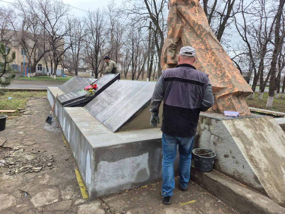 Андрей Рубанцов: В Ровеньках продолжается ремонт памятников Андрей Рубанцов: В Ровеньках продолжается ремонт памятников