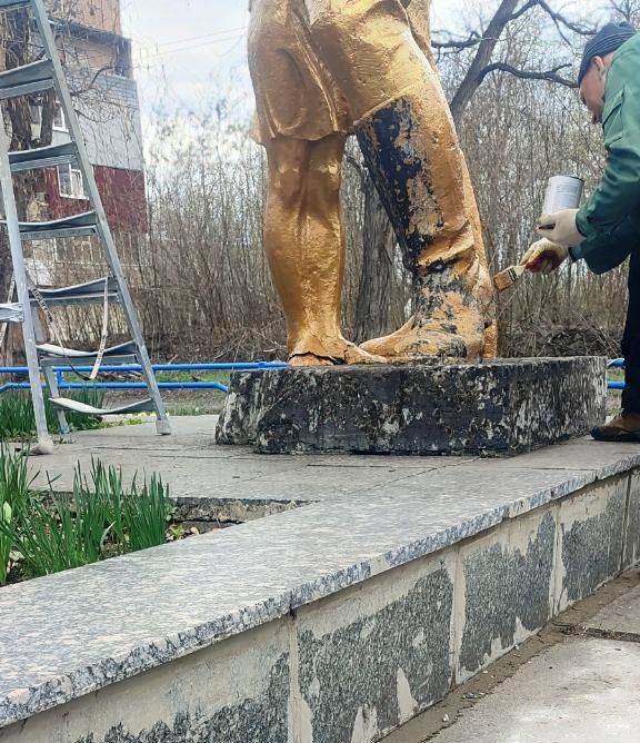 В Антрацитовском муниципальном округе продолжаются работы по благоустройству памятных мест в рамках подготовки к празднованию 80-й годовщины Победы в Великой Отечественной войне В Антрацитовском муниципальном округе продолжаются работы по благоустройству памятных мест в рамках подготовки к празднованию 80-й годовщины Победы в Великой Отечественной войне