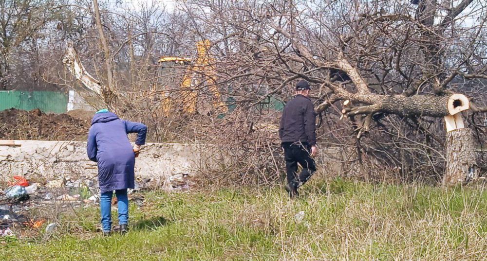 В пгт Щетово сотрудники отдела по делам территорий совместно с жителями села проводят уже далеко не первый субботник В пгт Щетово сотрудники отдела по делам территорий совместно с жителями села проводят уже далеко не первый субботник