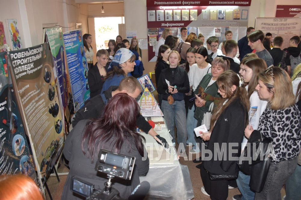 На базе Ровеньковского колледжа филиала ФГБОУ ВО «ЛГПУ» прошел региональный этап Всероссийской ярмарки трудоустройства «Работа России. Время возможностей» 2025 На базе Ровеньковского колледжа филиала ФГБОУ ВО «ЛГПУ» прошел региональный этап Всероссийской ярмарки трудоустройства «Работа России. Время возможностей» 2025