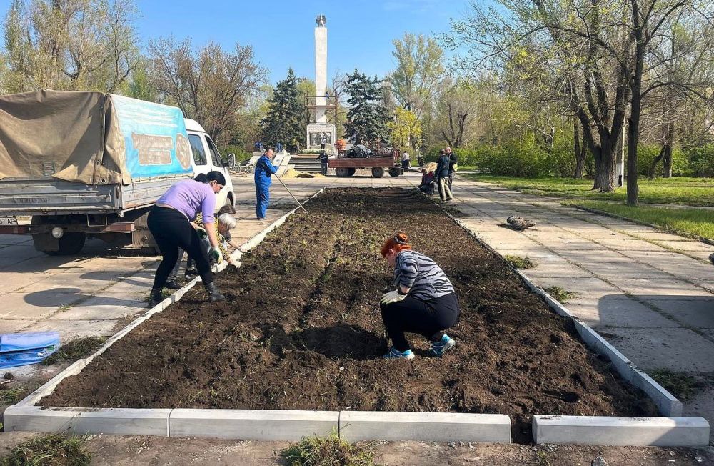 Сотрудники МУП "ПУ ВКХ города Рубежное" совместно с МУП "Центральный Рынок города Рубежное" ведут восстановительные работы на мемориальном комплексе «Воинам-рубежанам, павшим в боях за свободу и независимость нашей Родины в... Сотрудники МУП "ПУ ВКХ города Рубежное" совместно с МУП "Центральный Рынок города Рубежное" ведут восстановительные работы на мемориальном комплексе «Воинам-рубежанам, павшим в боях за свободу и независимость нашей Родины в...