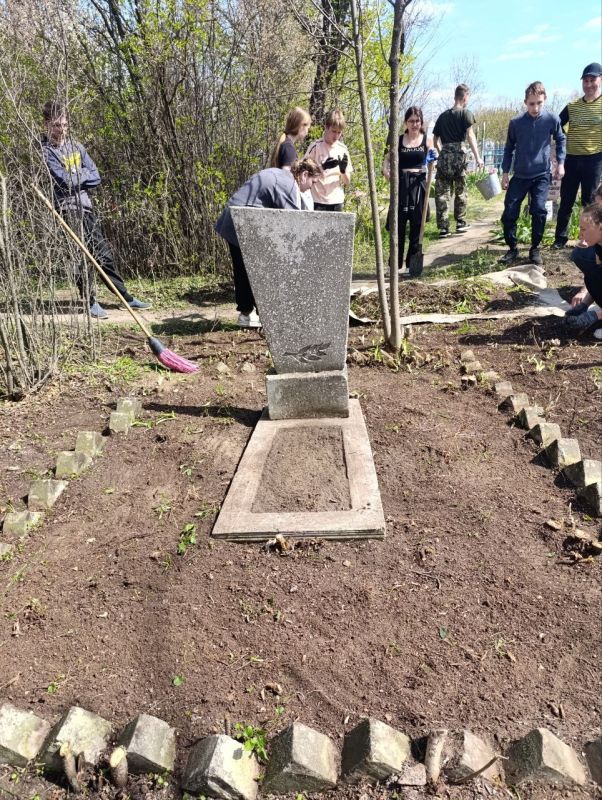 Никогда не забудем!. 16 апреля ученики 9 класса ГБОУ ЛНР "СЛСШ с. Чугинка" привели в порядок братскую могилу Никогда не забудем!. 16 апреля ученики 9 класса ГБОУ ЛНР "СЛСШ с. Чугинка" привели в порядок братскую могилу