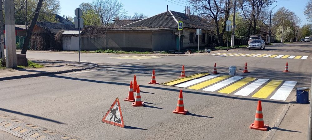 Несмотря на выходной коммунальщики продолжают работы по благоустройству Несмотря на выходной коммунальщики продолжают работы по благоустройству