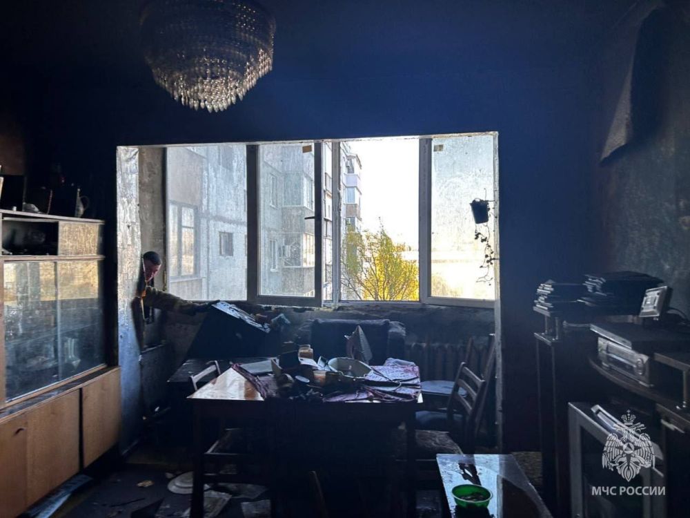 Спасатели в Ровеньках ликвидировали пожар в многоквартирном доме на квартале Гагарина Спасатели в Ровеньках ликвидировали пожар в многоквартирном доме на квартале Гагарина