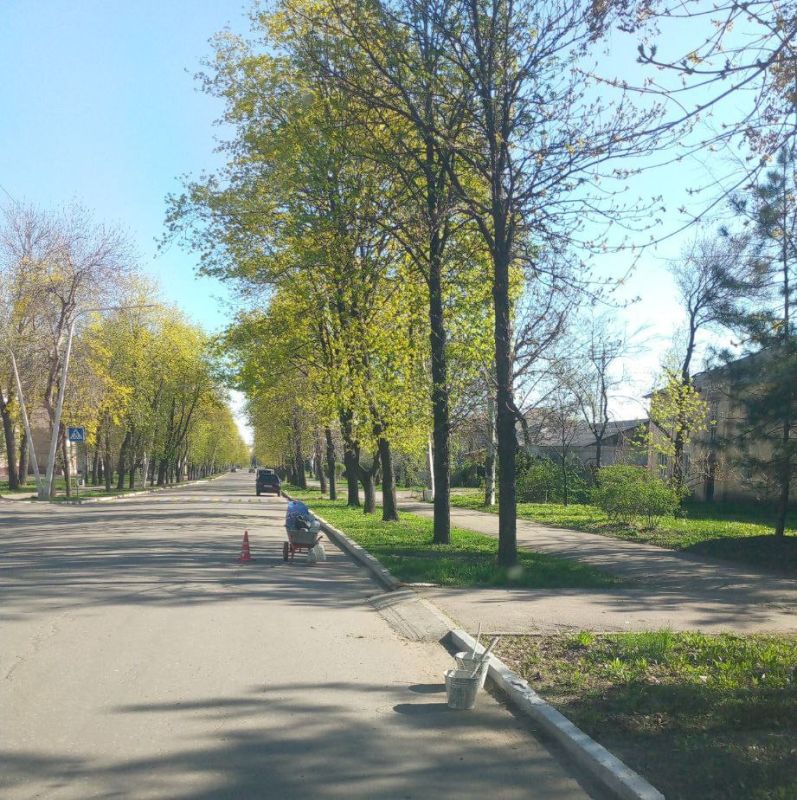 Несмотря на выходной коммунальщики продолжают работы по благоустройству Несмотря на выходной коммунальщики продолжают работы по благоустройству