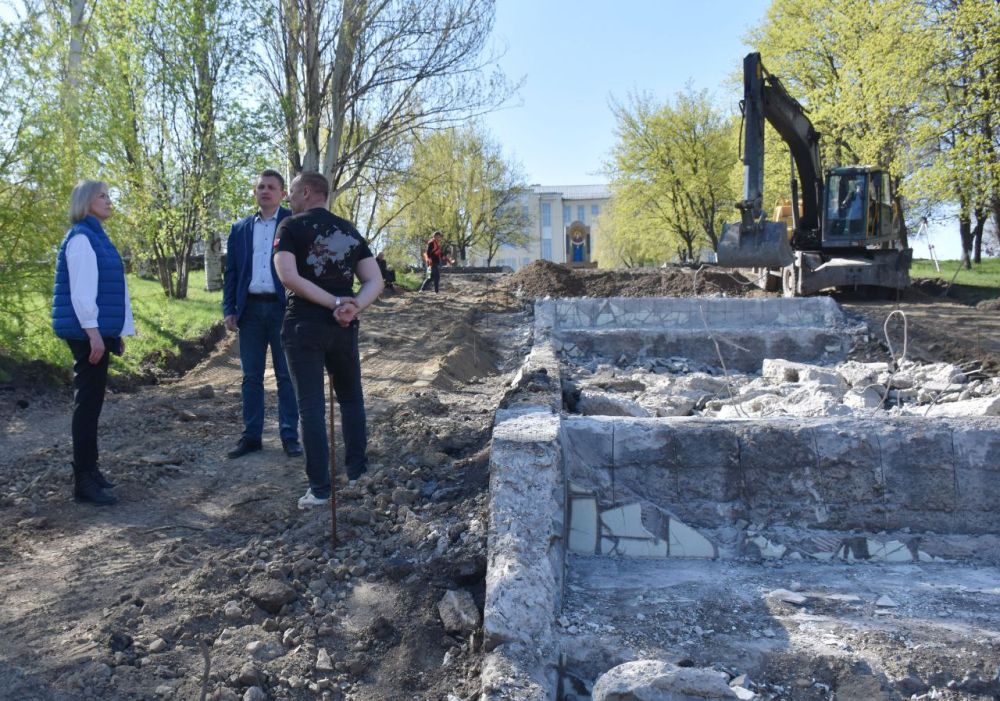 В рамках федерального проекта "Формирование комфортной городской среды" национального проекта «Инфраструктура для жизни», в Брянке стартовали работы по благоустройству общественной территории к мемориальному комплексу... В рамках федерального проекта "Формирование комфортной городской среды" национального проекта «Инфраструктура для жизни», в Брянке стартовали работы по благоустройству общественной территории к мемориальному комплексу...