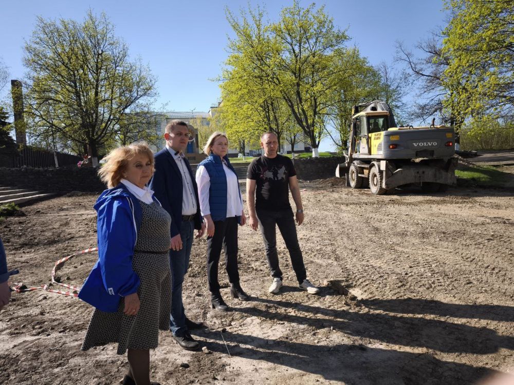 В рамках федерального проекта "Формирование комфортной городской среды" национального проекта «Инфраструктура для жизни», в Брянке стартовали работы по благоустройству общественной территории к мемориальному комплексу... В рамках федерального проекта "Формирование комфортной городской среды" национального проекта «Инфраструктура для жизни», в Брянке стартовали работы по благоустройству общественной территории к мемориальному комплексу...