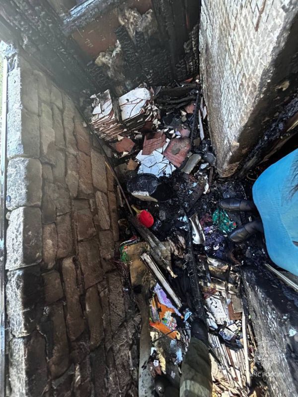 Спасатели в Ровеньках ликвидировали пожар в многоквартирном доме на квартале Гагарина Спасатели в Ровеньках ликвидировали пожар в многоквартирном доме на квартале Гагарина